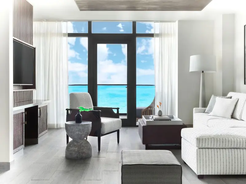 Espace de détente lumineux avec vue sur la mer.