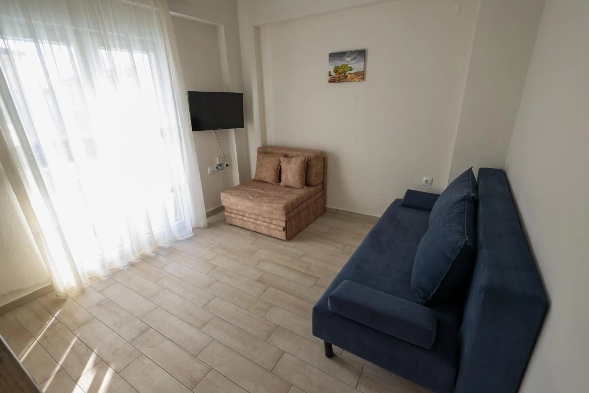 Espace de détente avec canapés et télévision.