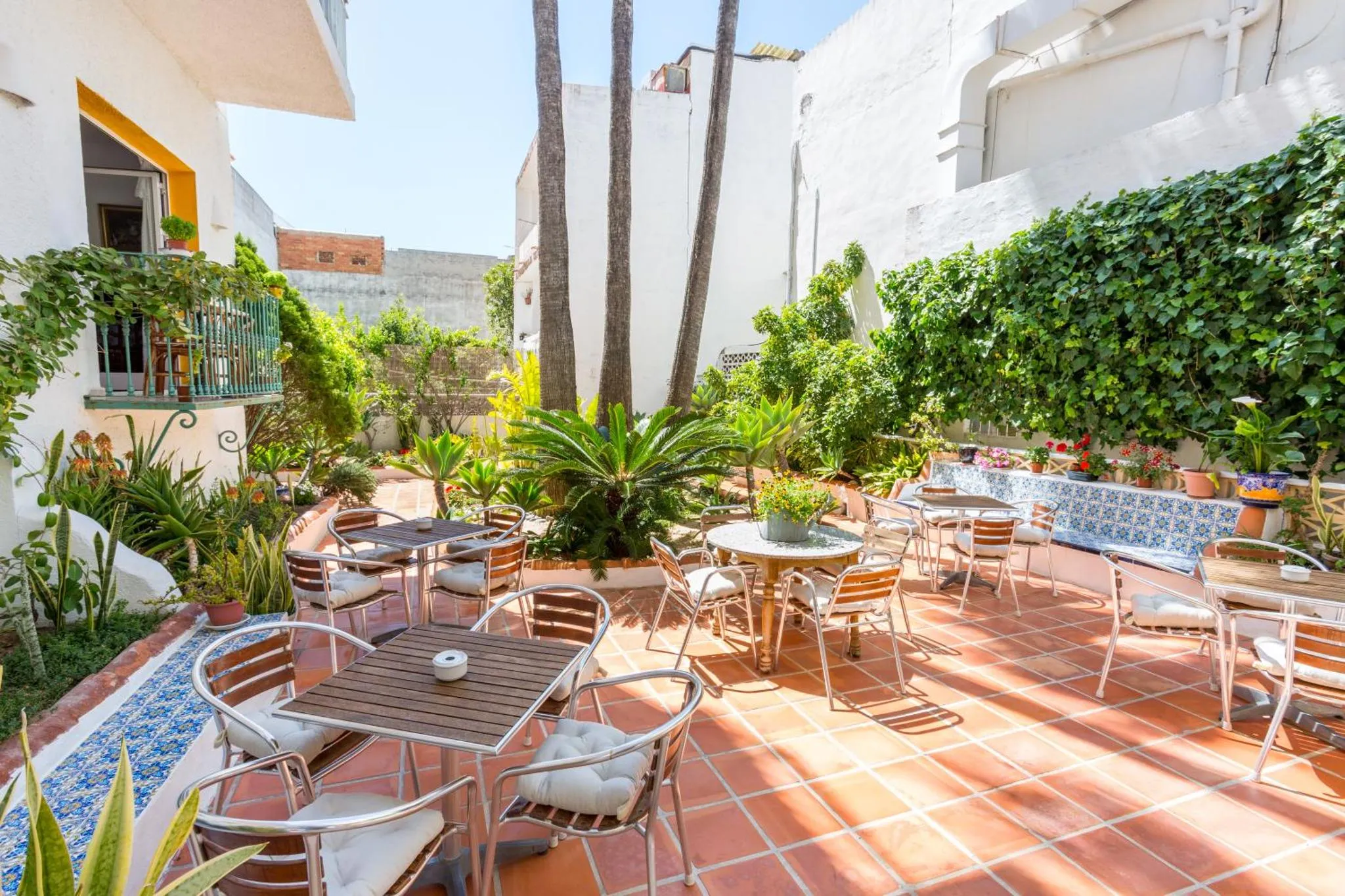 Une cour intérieure aménagée en espace de restauration avec des tables et des chaises.