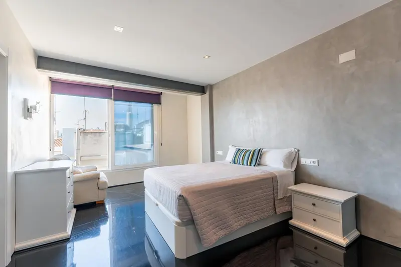 Une chambre lumineuse avec un grand lit et une vue sur la mer.