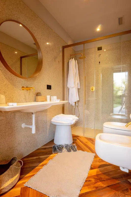 Une salle de bain moderne avec douche à l'italienne et lavabo.