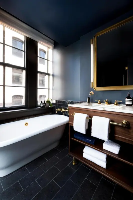Une salle de bain moderne avec une baignoire et un meuble lavabo en bois.