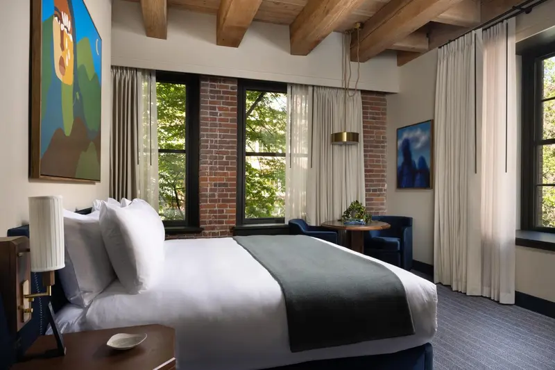 Une chambre lumineuse avec un grand lit et une décoration moderne.