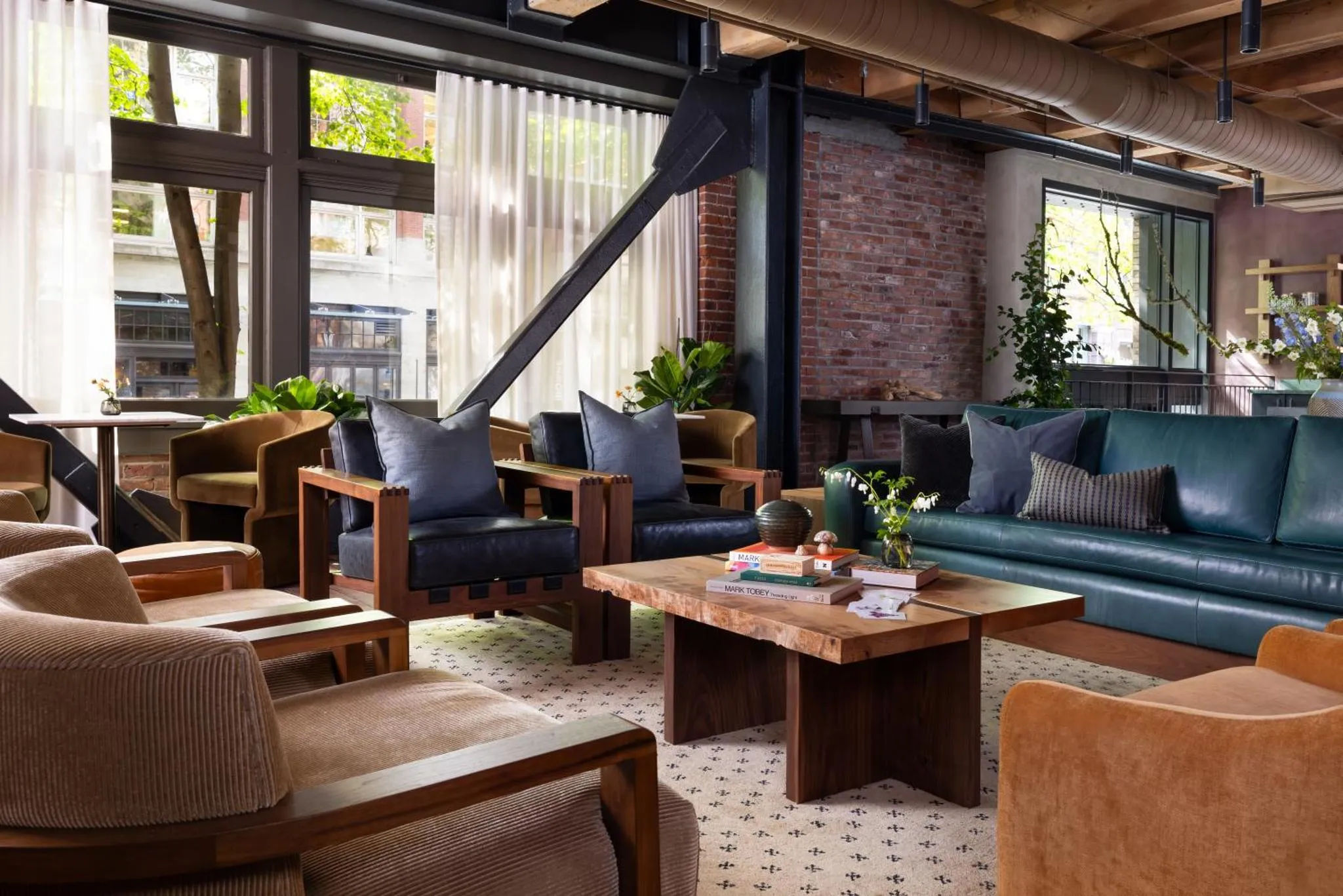 Un espace de détente intérieur avec des canapés et des fauteuils confortables.