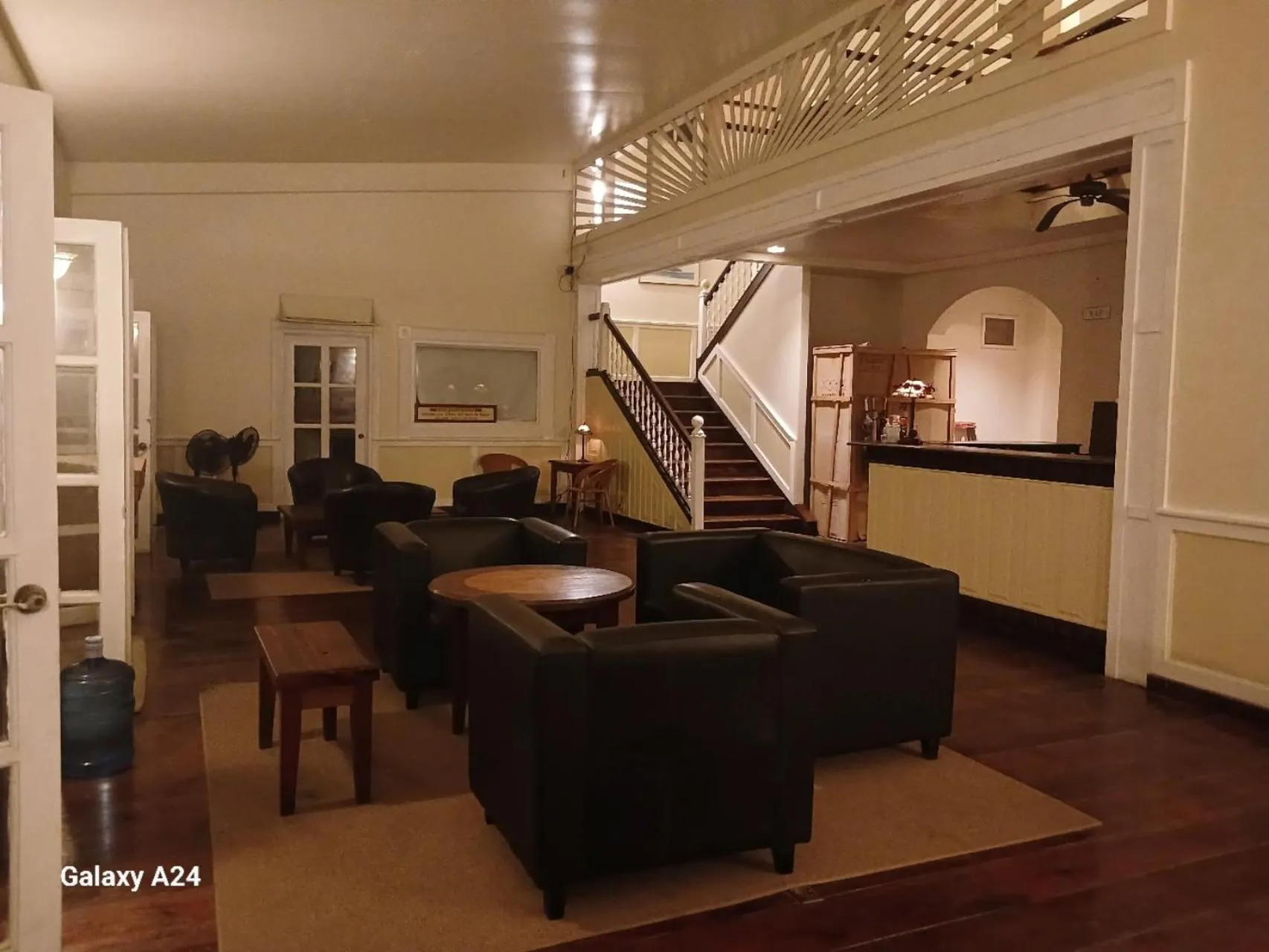 Un espace de détente intérieur avec des fauteuils et un escalier.