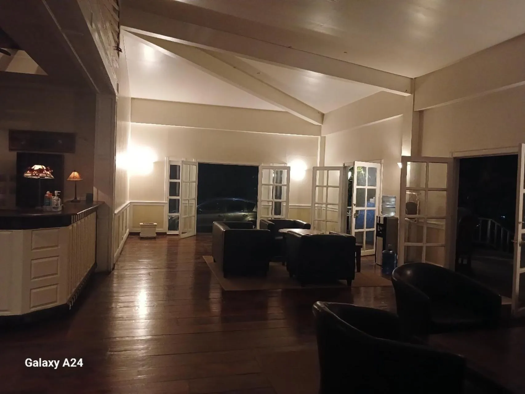 Espace de détente intérieur avec canapés et comptoir de bar.