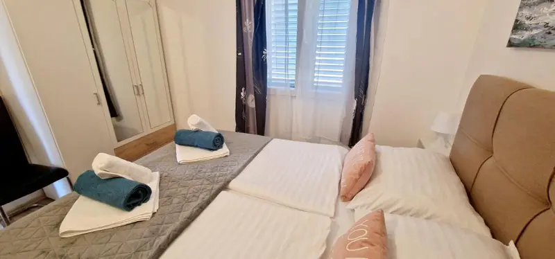 Une chambre avec un grand lit et une armoire.