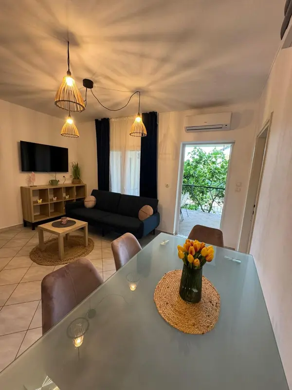 Un salon lumineux avec un canapé et une table à manger.