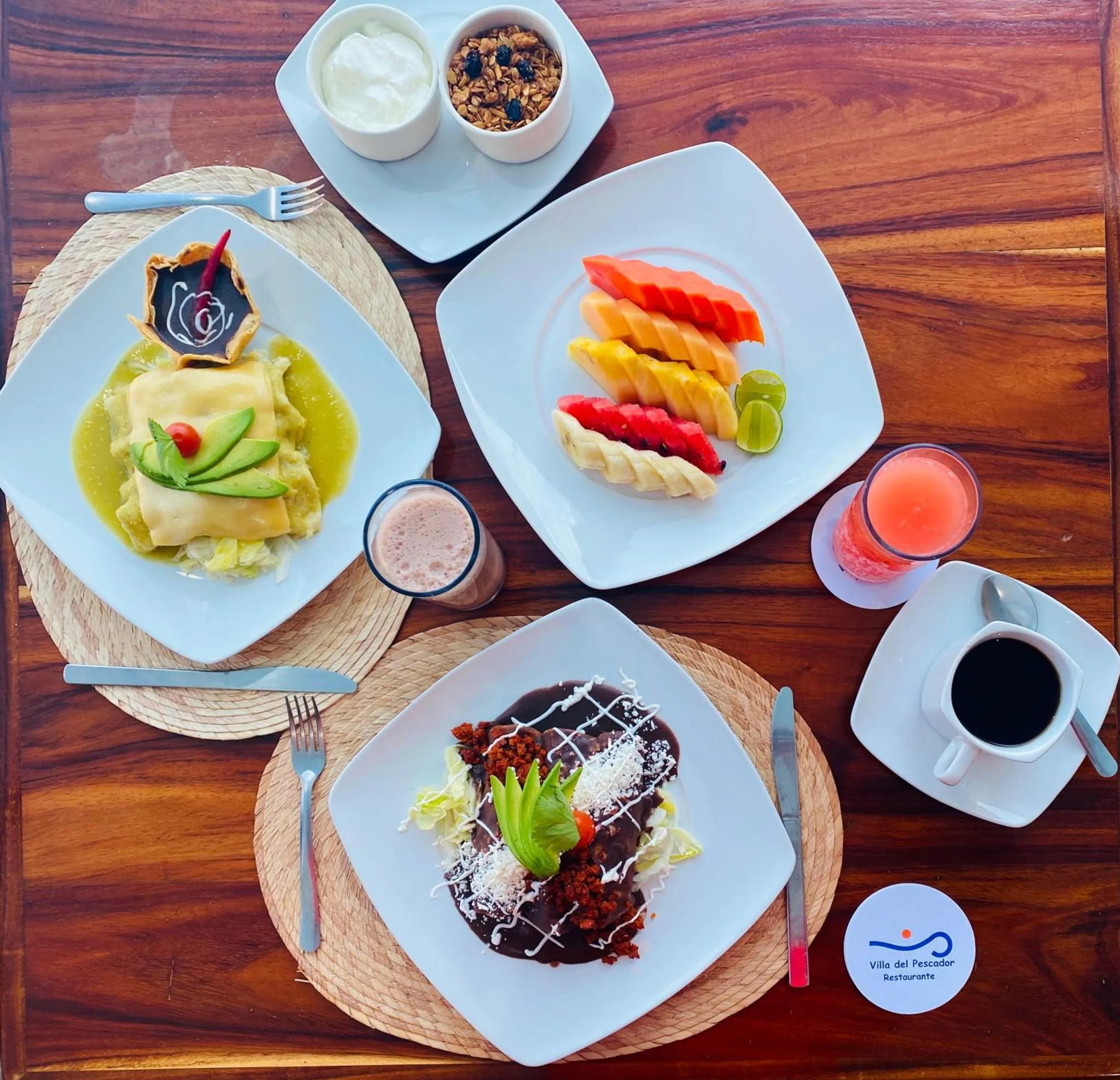 Assiettes colorées de plats variés sur une table en bois.