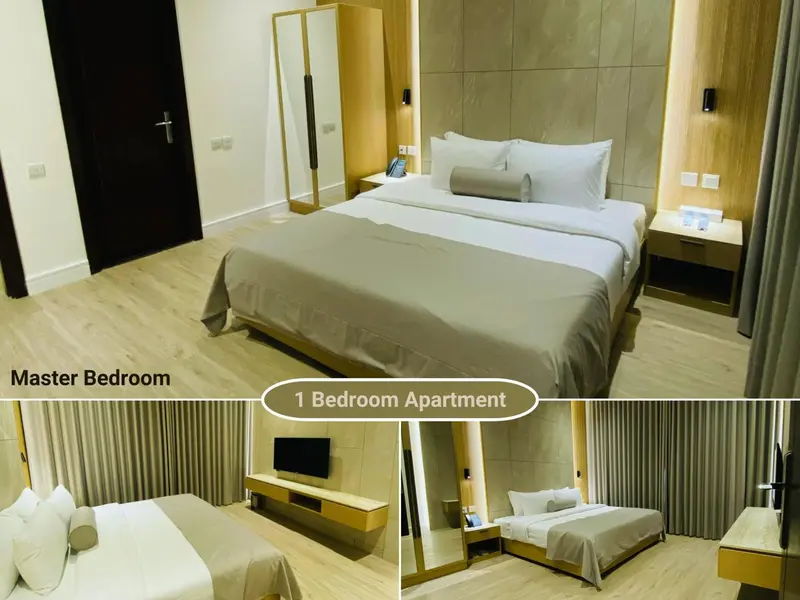 Une chambre lumineuse avec un grand lit recouvert d'une couette blanche et de coussins.
