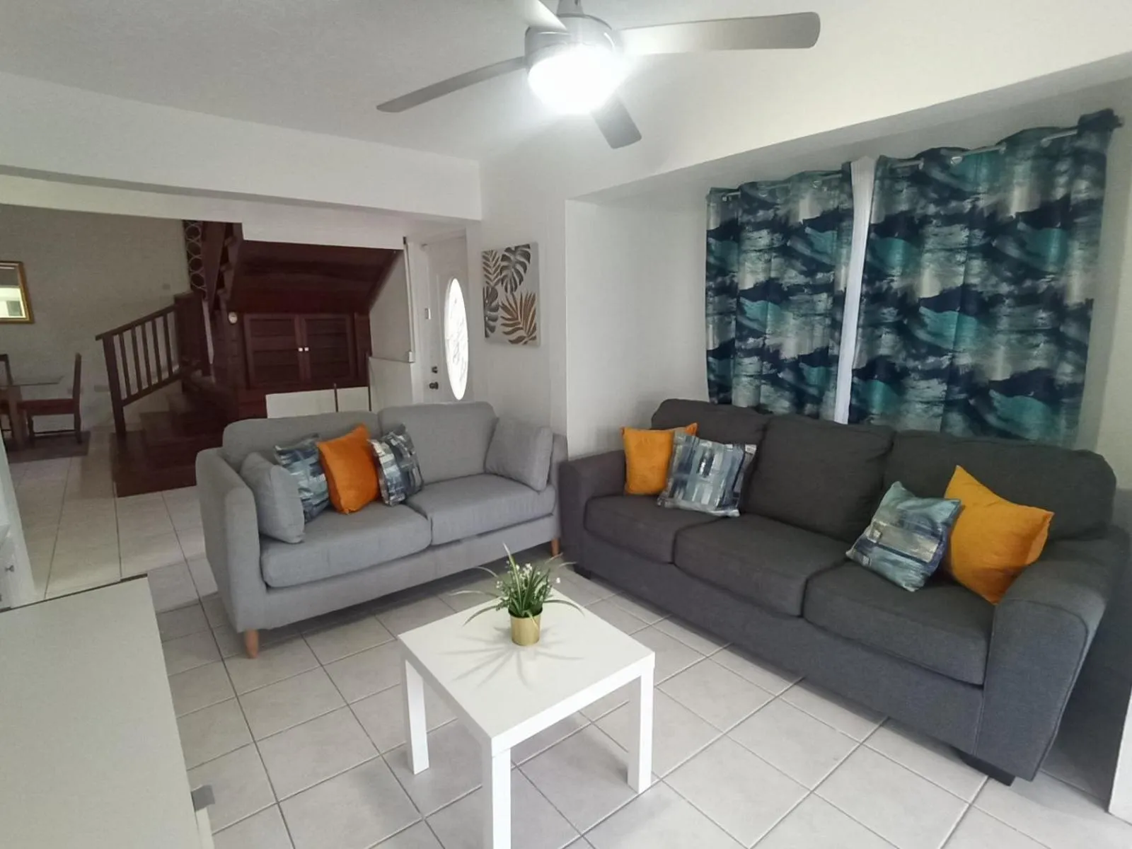 Espace de détente intérieur avec canapés et table basse.