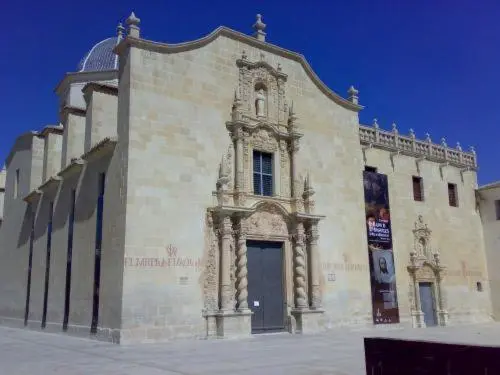 Facade d'un bâtiment historique en pierre avec une entrée ornée.
