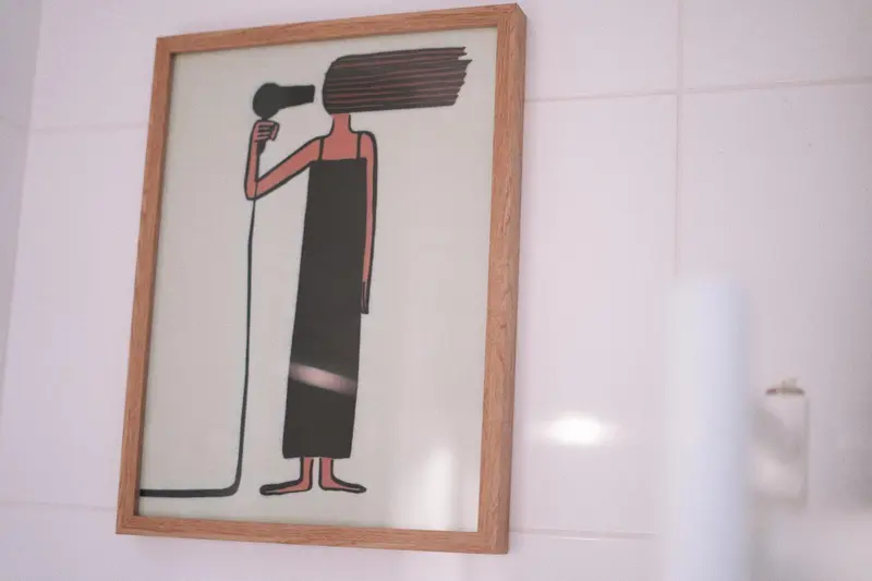Illustration encadrée représentant une personne stylisée avec un sèche-cheveux.