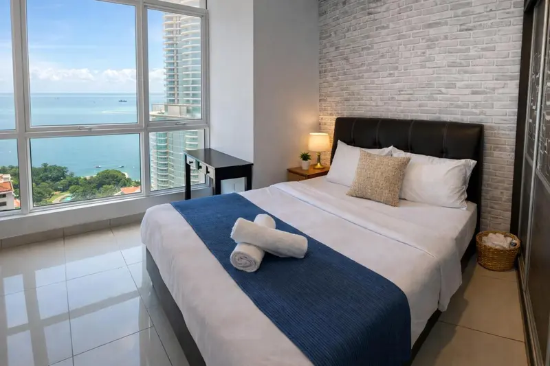 Une chambre lumineuse avec un grand lit et une vue sur la mer.