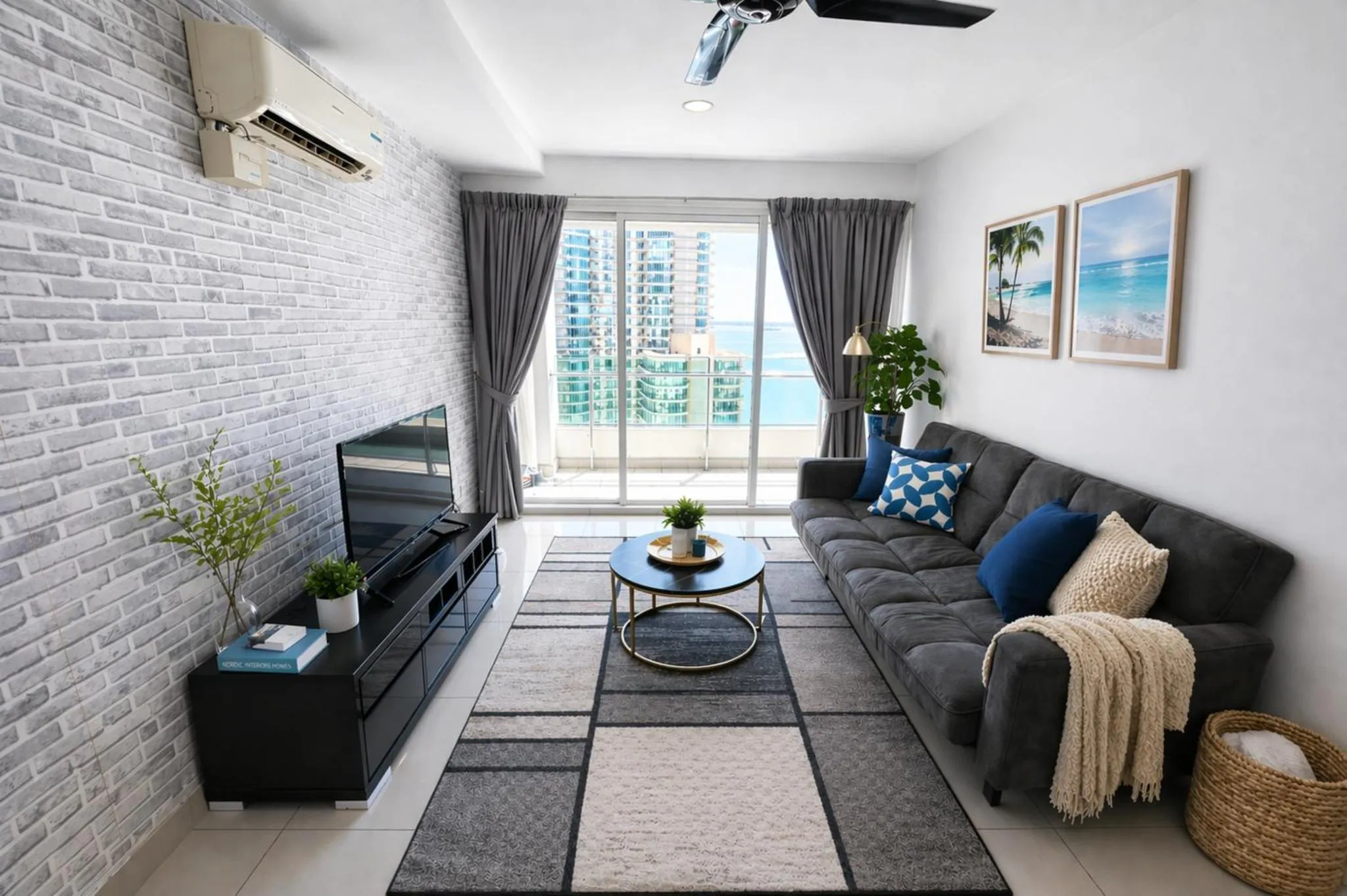 Un salon moderne avec canapé gris et décoration murale.