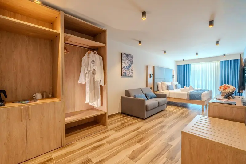 Chambre lumineuse avec espace salon et décoration moderne.