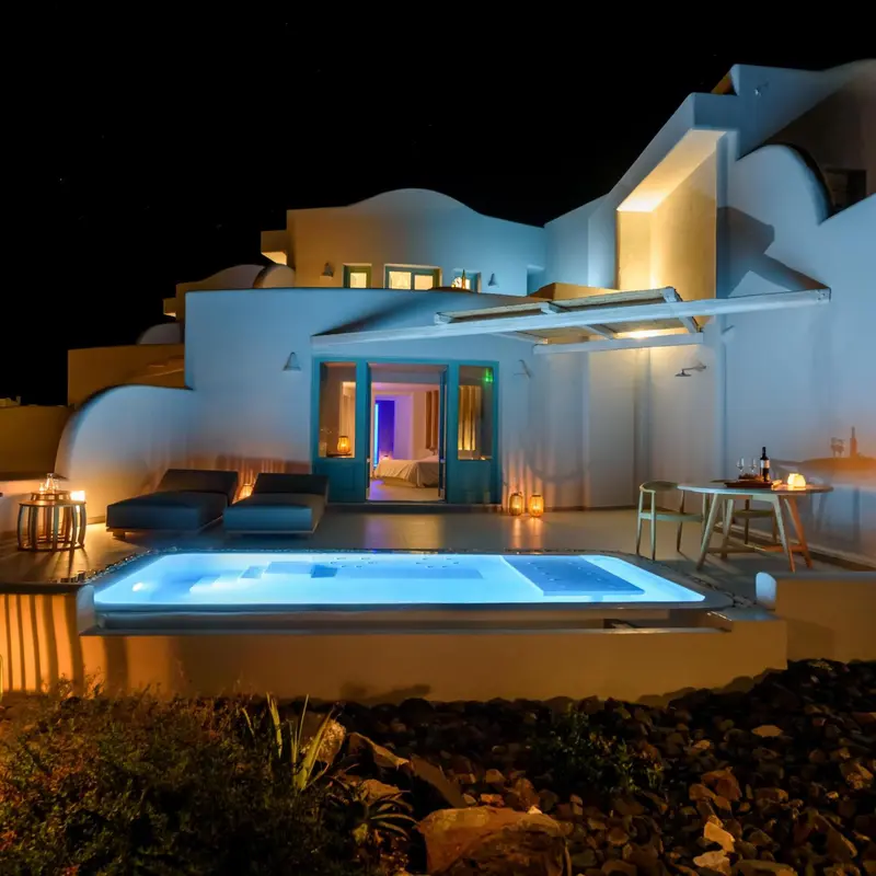 Terrasse avec piscine privée et éclairage nocturne.
