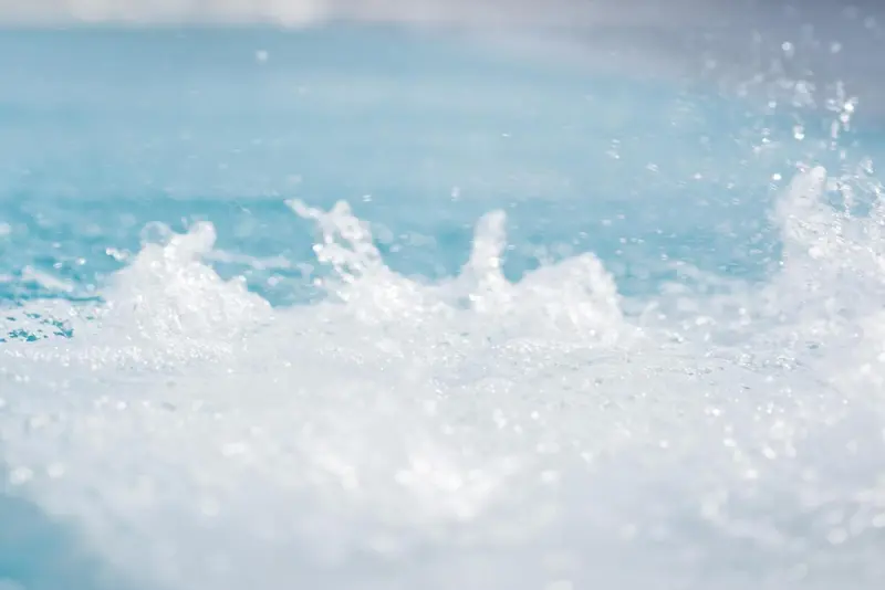 Vagues turquoise se brisant sur le rivage.
