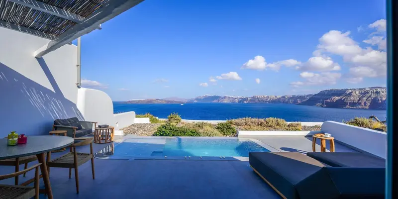 Terrasse avec salon et petite piscine privative offrant une vue sur la mer et les montagnes.