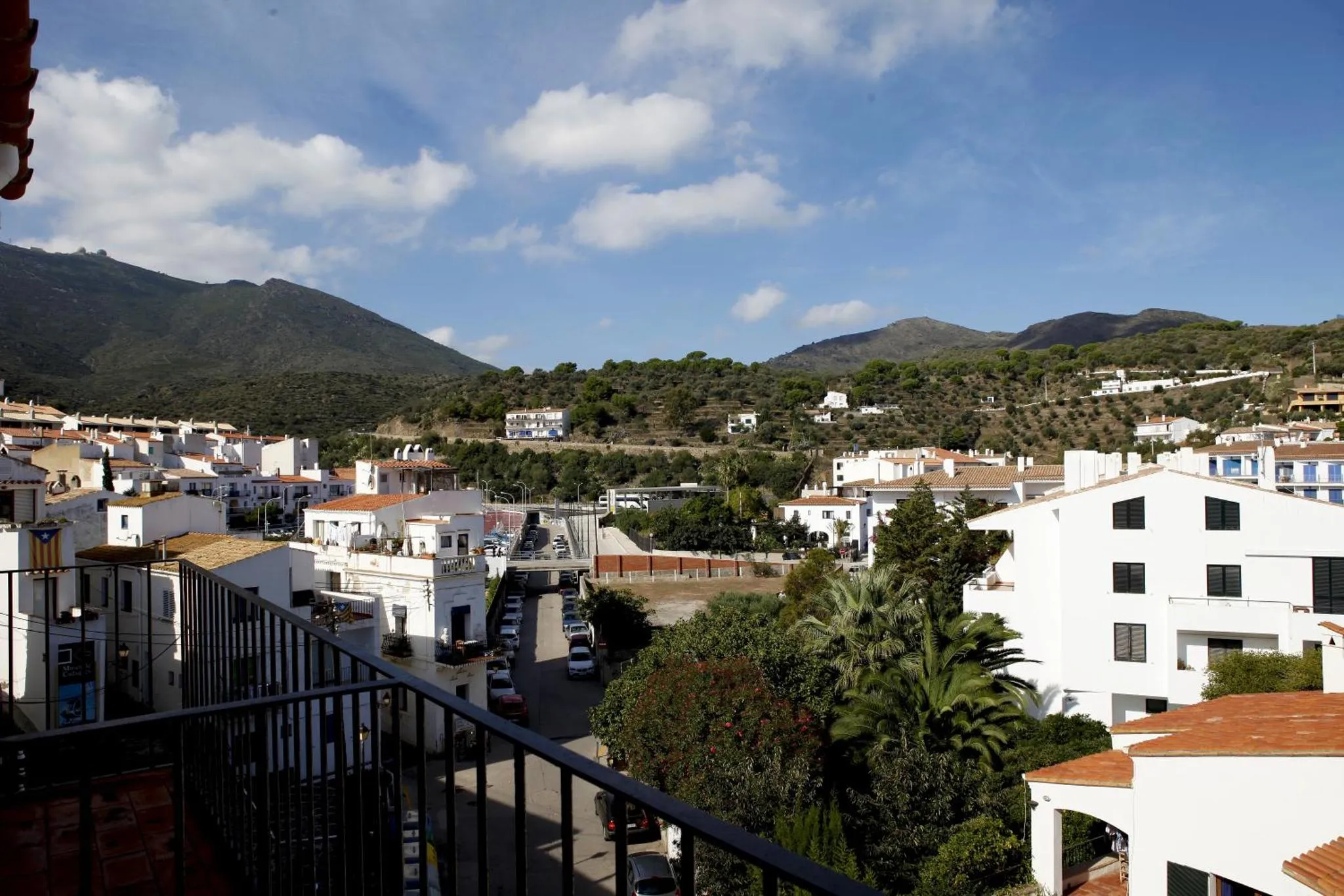 Vue d'ensemble sur un village et les montagnes environnantes.