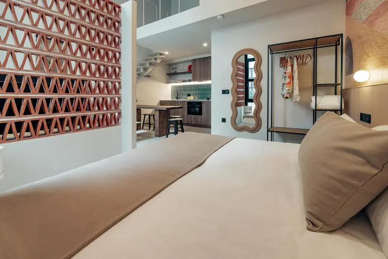 Une chambre moderne avec un lit et une kitchenette.