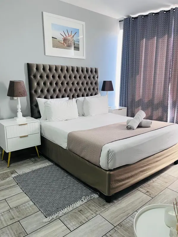 Une chambre avec un grand lit et une décoration soignée.