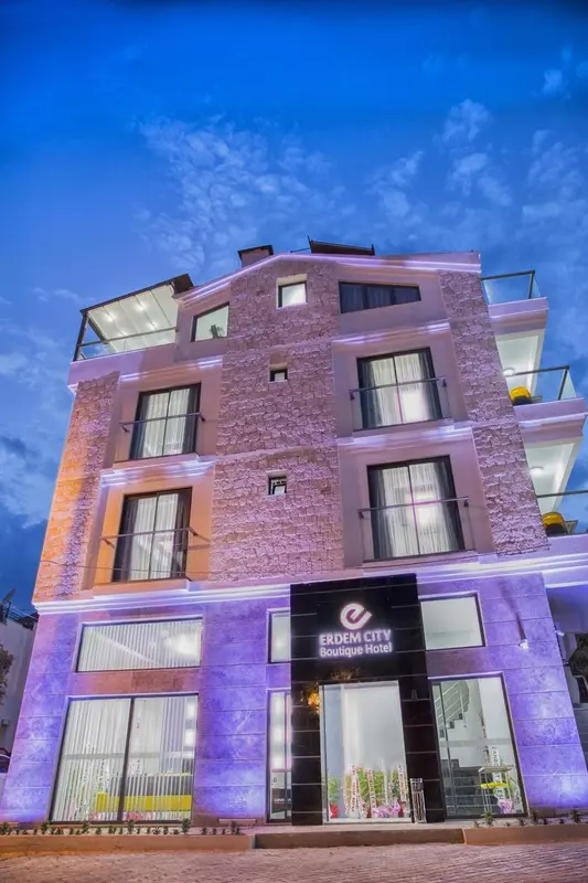 Façade d'un bâtiment à plusieurs étages illuminée de couleurs vives.