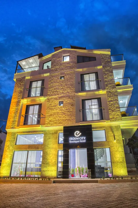 Façade d'un bâtiment illuminé avec une devanture commerciale.