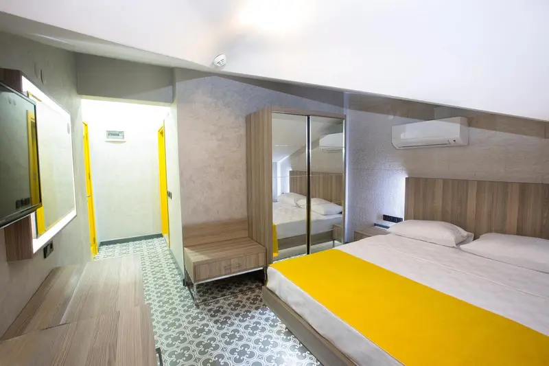 Une chambre d'hôtel moderne avec un lit et un placard.