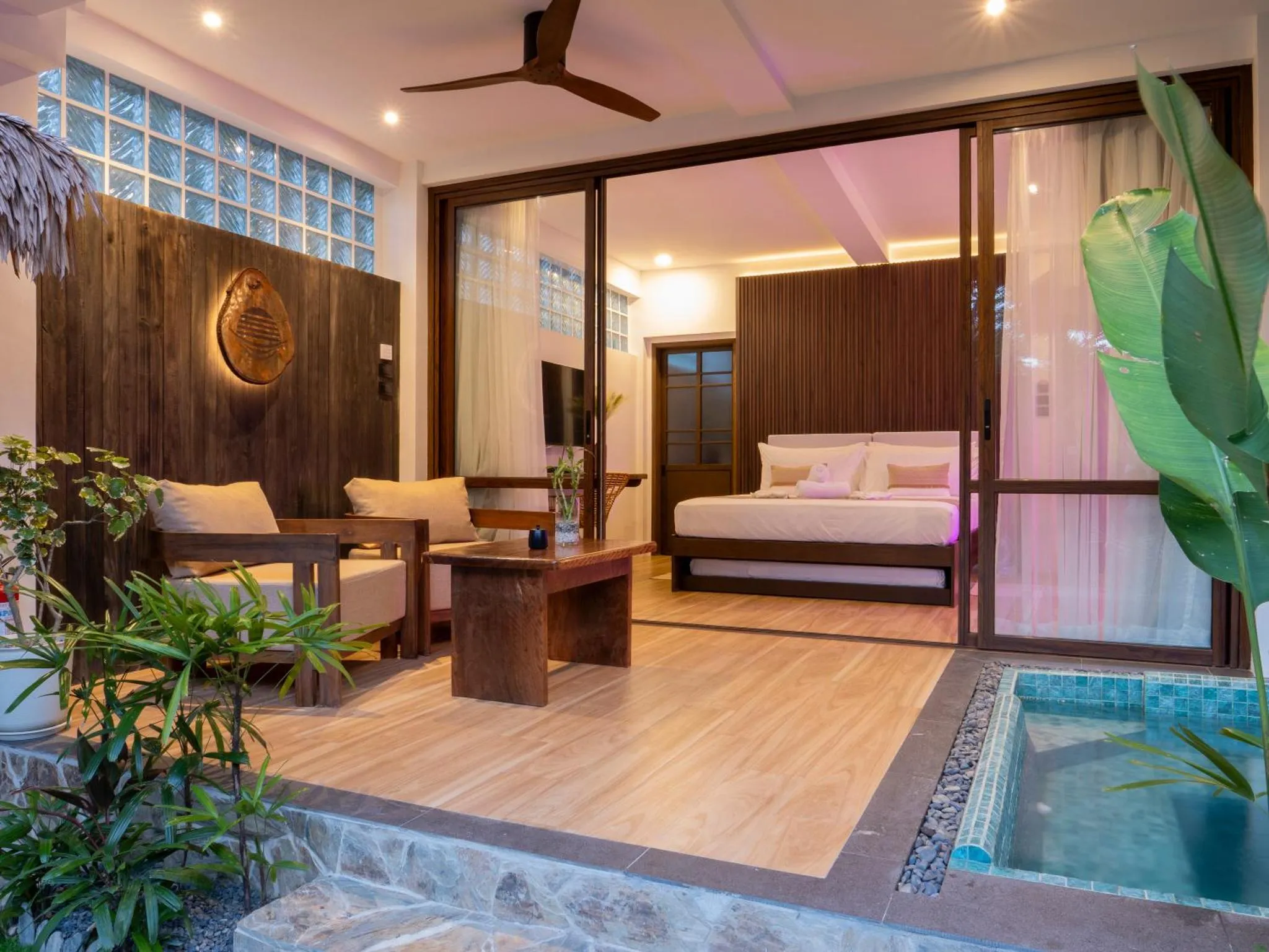Espace de détente extérieur avec salon et petite piscine.