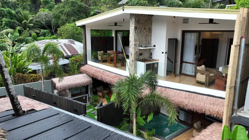 Vue d'une terrasse avec un espace repas et un coin salon.