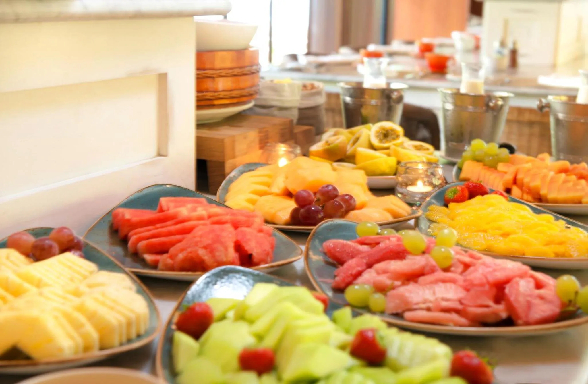 Présentation de fruits frais et colorés sur un buffet.