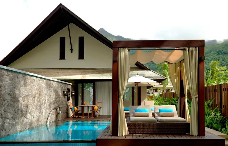 Terrasse privative avec salon et petite piscine.