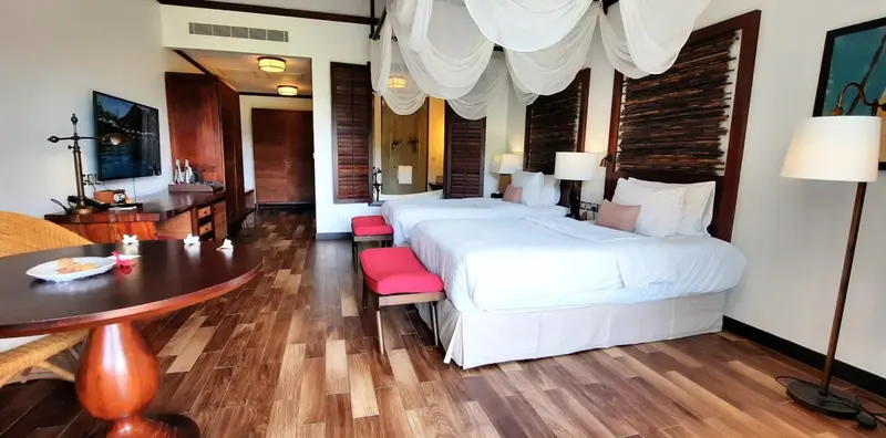 Une chambre spacieuse avec deux lits et une décoration soignée.