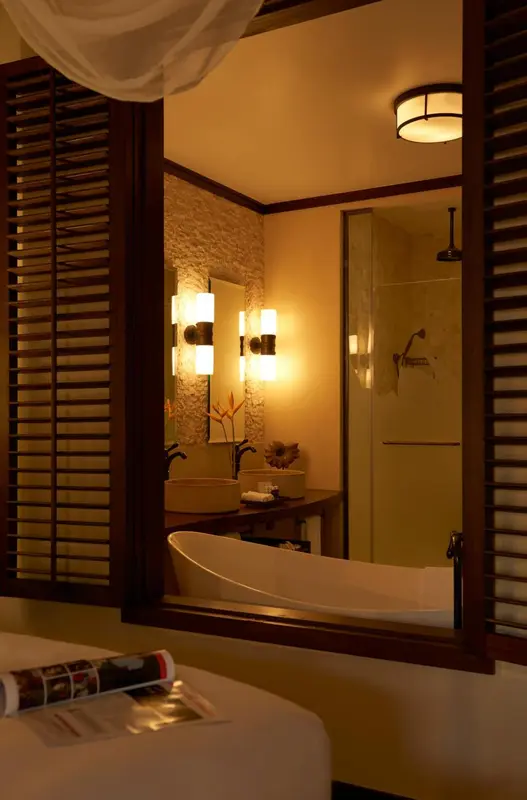 Une salle de bain lumineuse avec baignoire et douche à l'italienne.