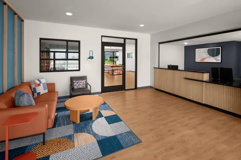 Un espace d'accueil lumineux avec un canapé et un comptoir.