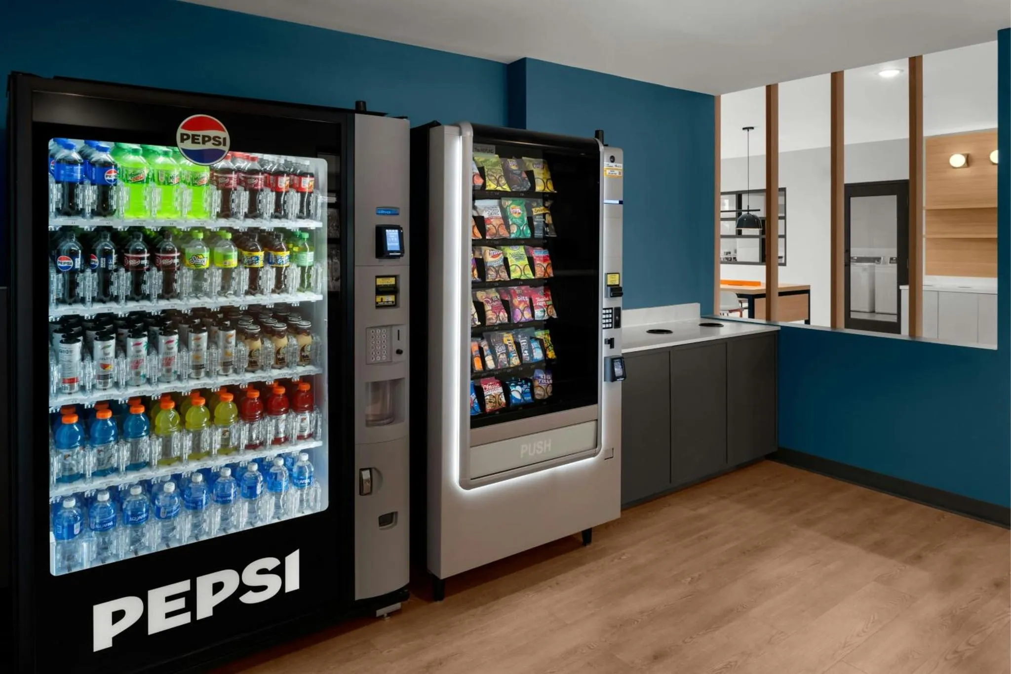 Distributeurs automatiques de boissons et de collations dans un espace commun.