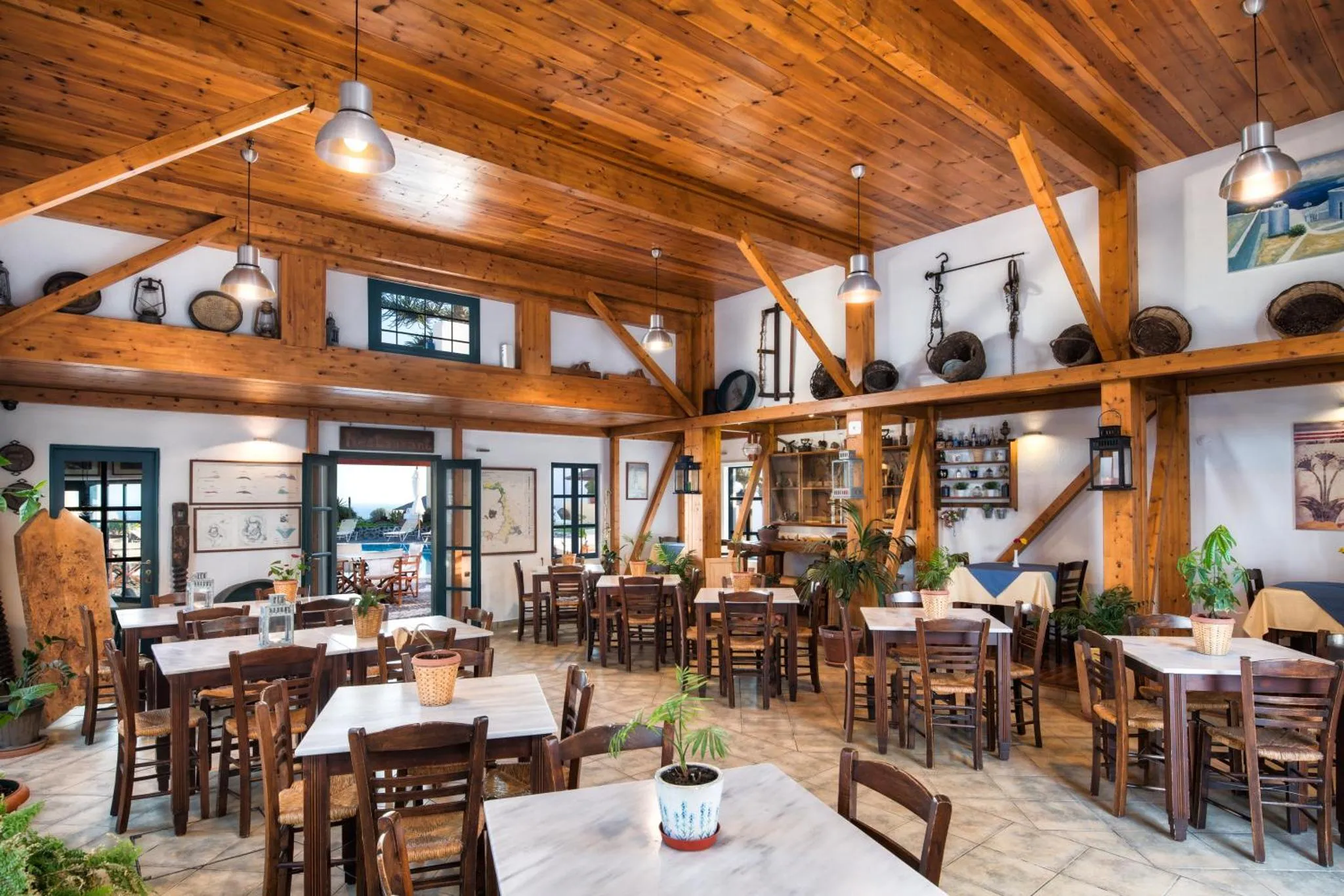 Une salle lumineuse avec des tables en bois et des suspensions décoratives.