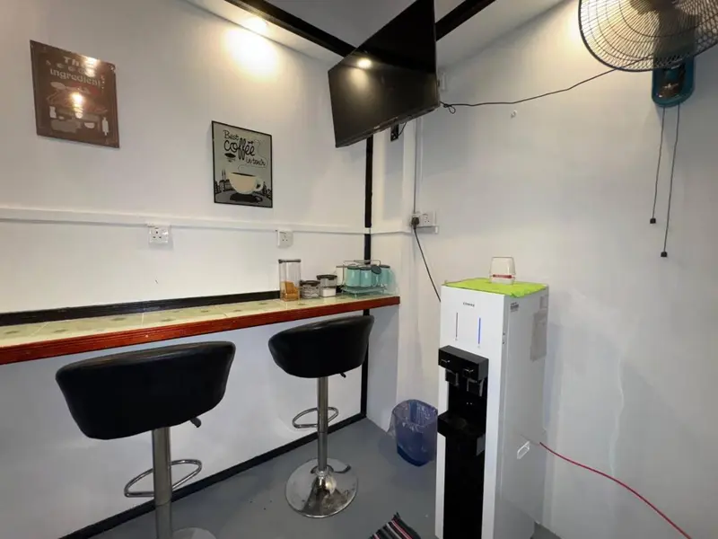 Un comptoir avec des tabourets hauts et des appareils électroménagers.