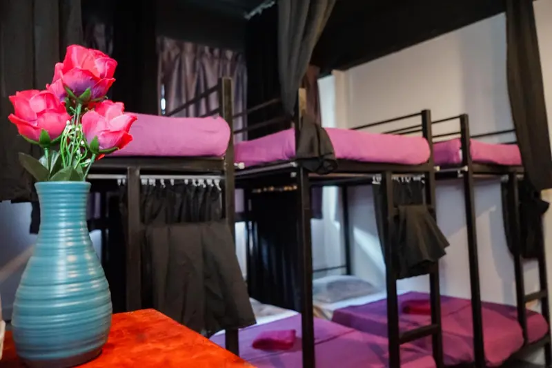 Lits superposés dans un dortoir avec une décoration florale.