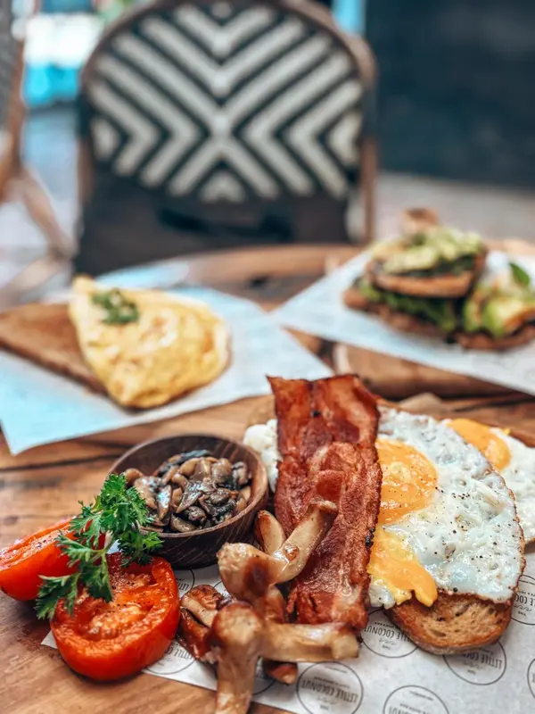Un petit-déjeuner copieux est présenté sur une table en bois.