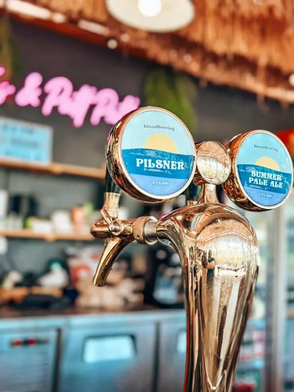 Robinet de bière doré avec deux tireuses de bière Pilsner et Summer Pale Ale.