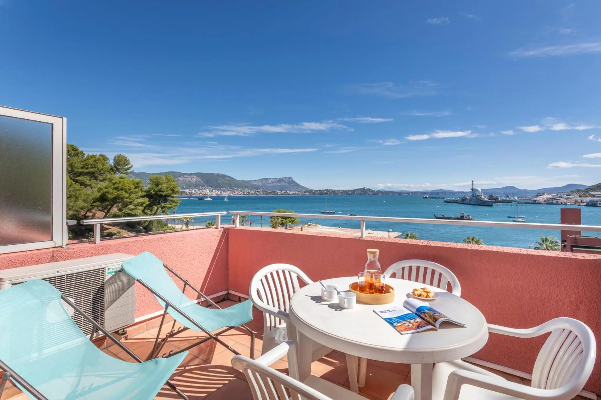 Terrasse avec mobilier d'extérieur et vue sur la mer.