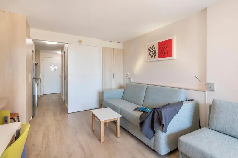 Un salon clair avec un canapé et une table basse.