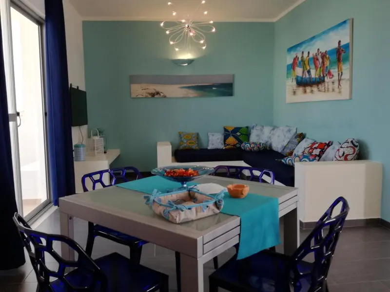 Une table à manger est mise en scène dans un espace de vie lumineux.