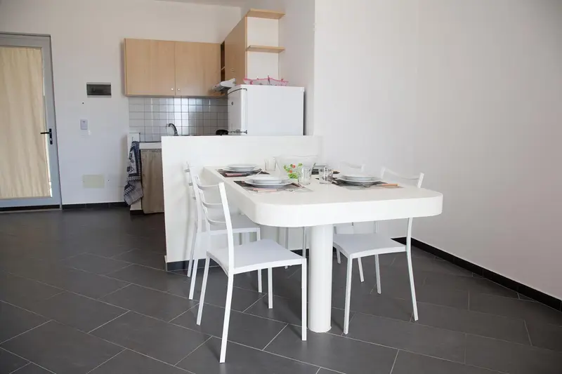 Une table à manger est mise en scène dans un intérieur clair et moderne.