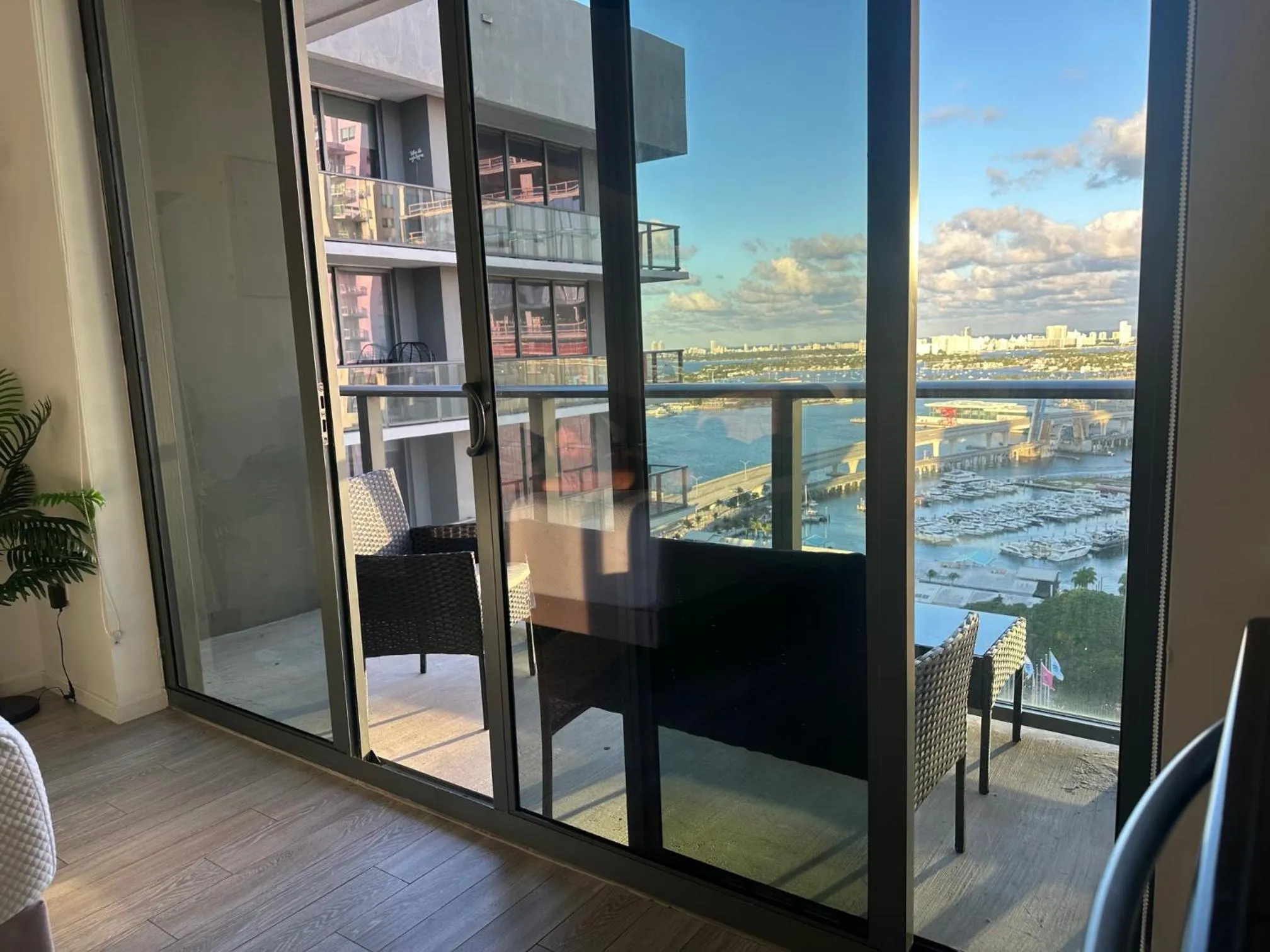 Vue sur la mer depuis une terrasse avec mobilier d'extérieur.