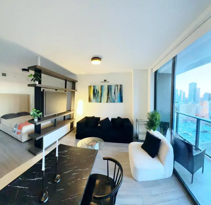 Un espace de vie moderne avec un canapé, un lit et une vue sur la ville.