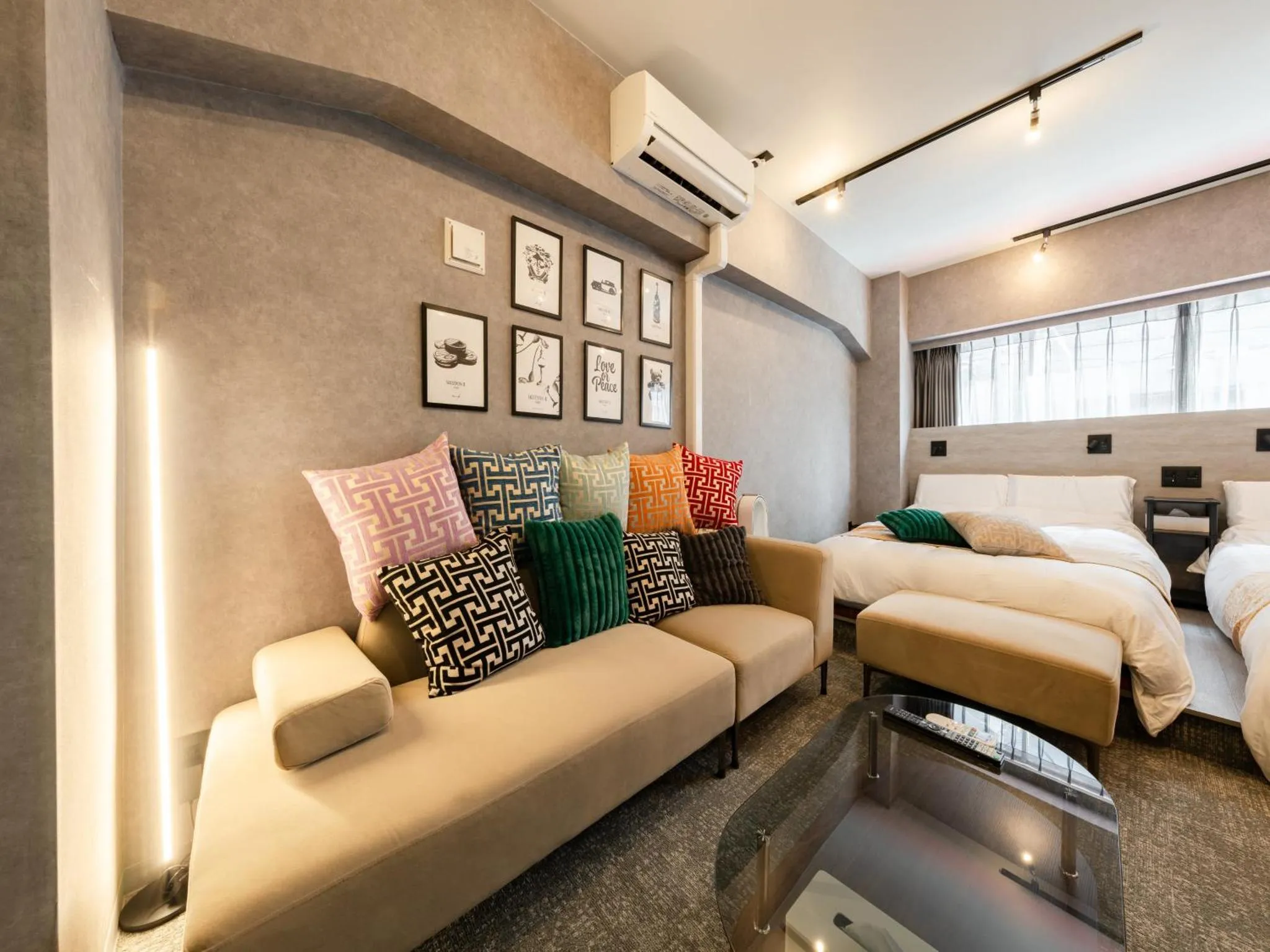 Espace de détente avec canapés et illustrations murales dans une chambre.
