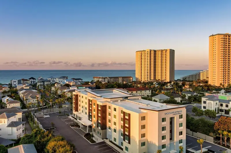 Vue aérienne d'un complexe hôtelier moderne au bord de la mer.